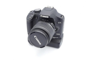 Canon_500D_met_18_55_mm_lens_en_batterijgrip